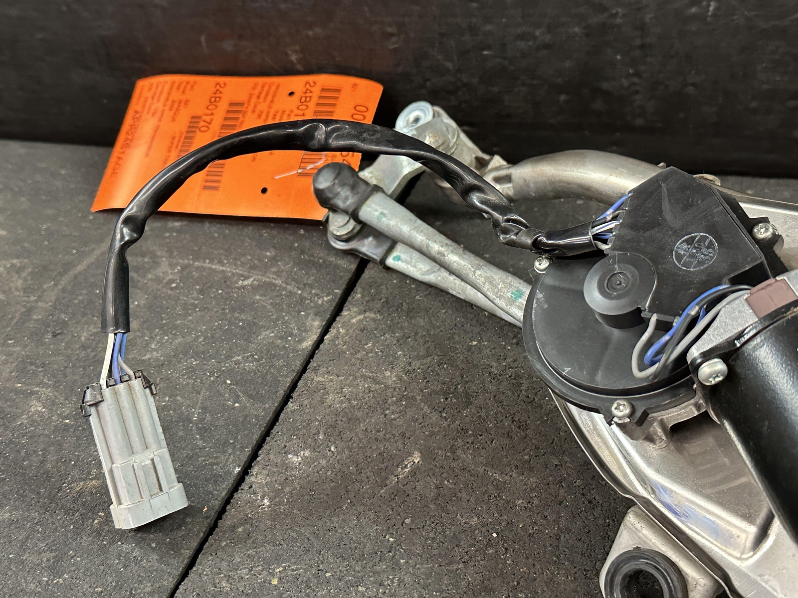 04-12 MASERATI QUATTROPORT WINDSHIELD WIPER TRANSMISSION LINKAGE W/MOTOR 159200