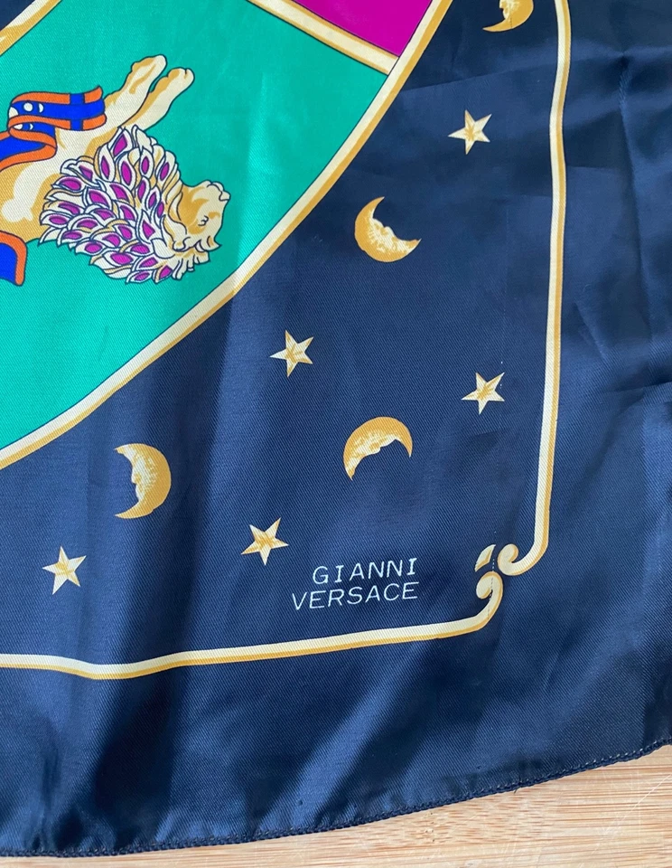 Cachecol de seda Versace Zodiac vintage dos anos 1980 com design celestial preto roxo azul - Imagem 4 de 4