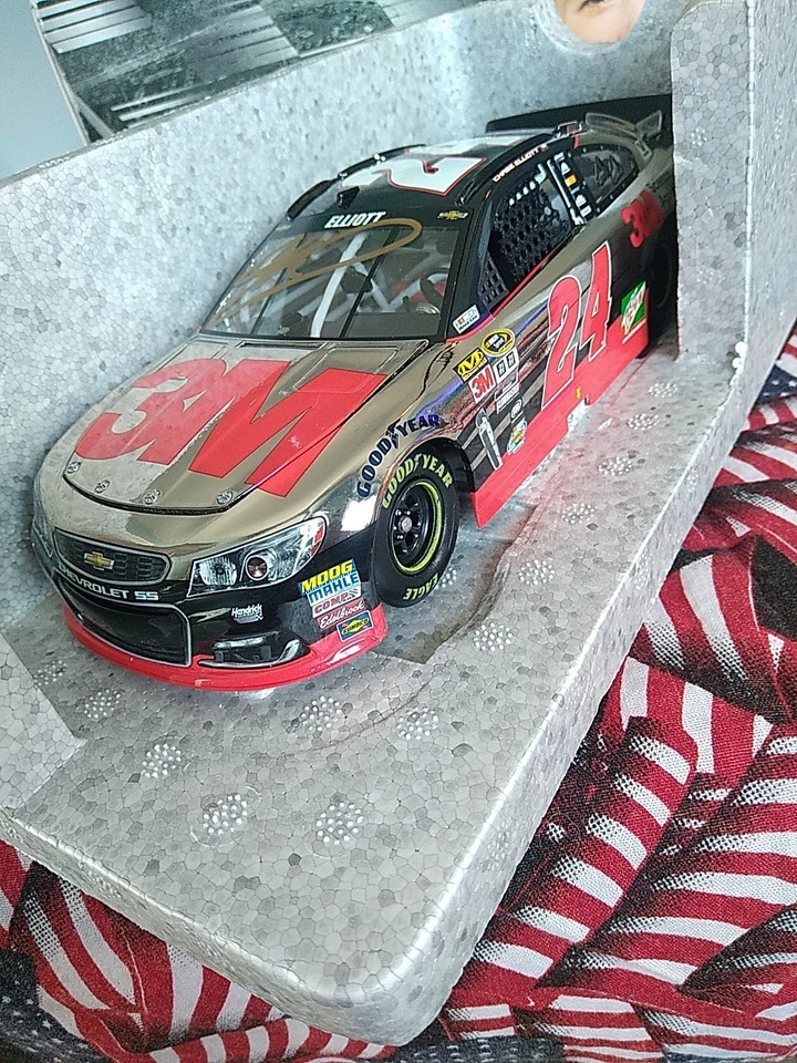 Chase Elliott Firmado 2016 #24 3M 2/24 Lionel Diecast. Color Cromo 1 de 108 Foto 2 de 4