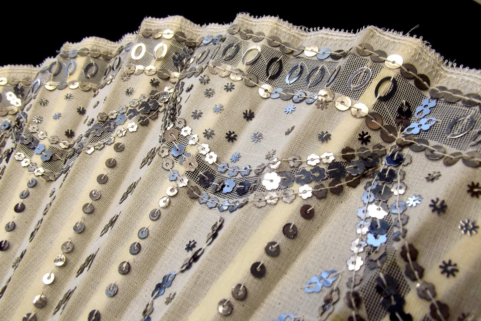 Antiguo abanico de mano raro forma globo lentejuelas hoja de seda Foto 4 de 4