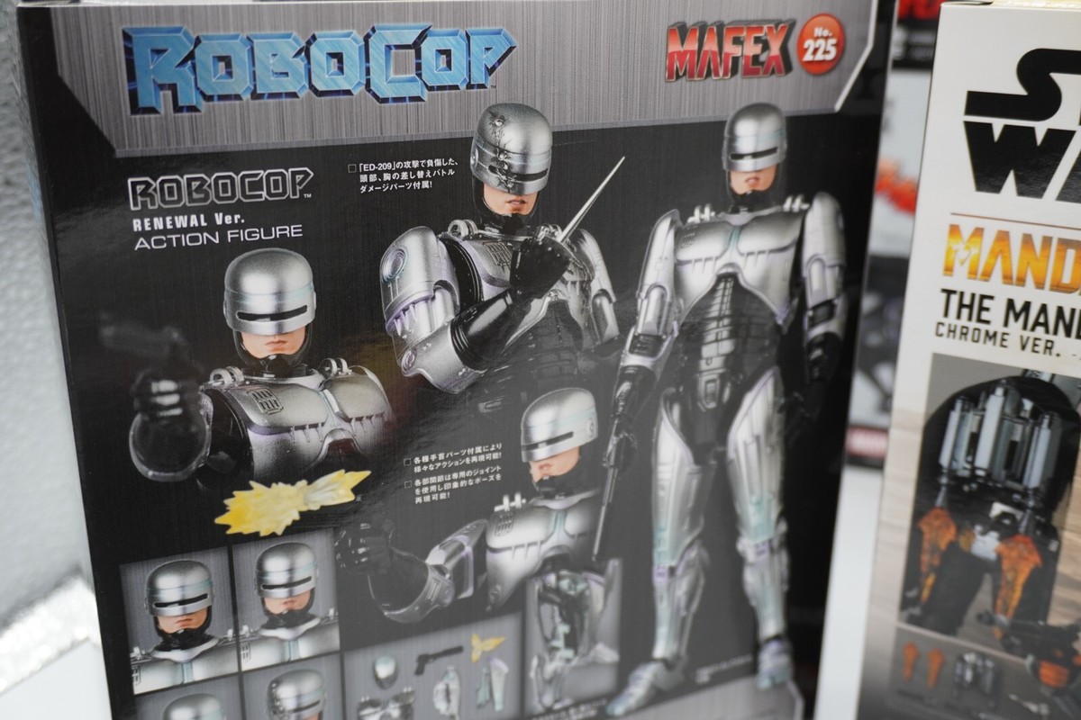 MAFEX 225 ROBOCOP RENEWAL & 256 MANDALORIAN Chrome Ver. Action