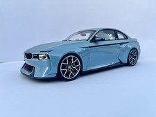 BMW 2002 Hommage Collection 1:18 – Norev Dealer Edition – Eisblau Metallic