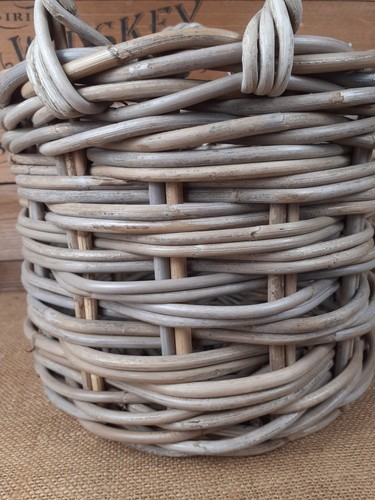 Small Decorative Rustic style round kindling trinket basket Hamper with handles - Bild 14 von 16