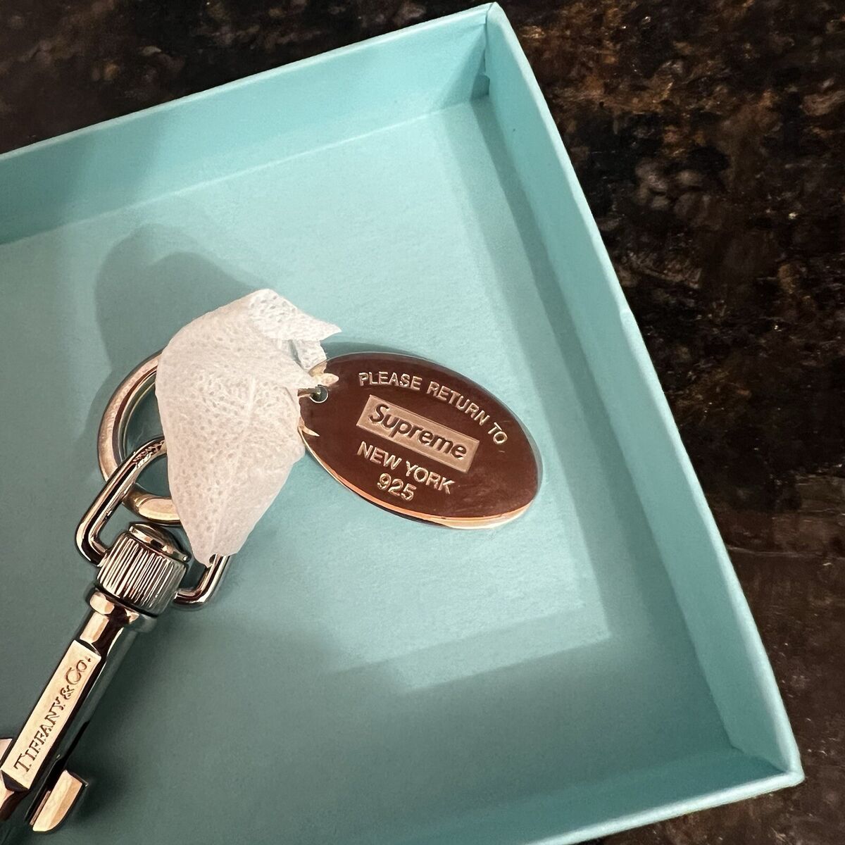 SUPREME x Tiffany and Co. Return to Tiffany Oval Tag Keyring SUPREME x Tiffany and Co. Return to Tiffany Oval Tag Keyring