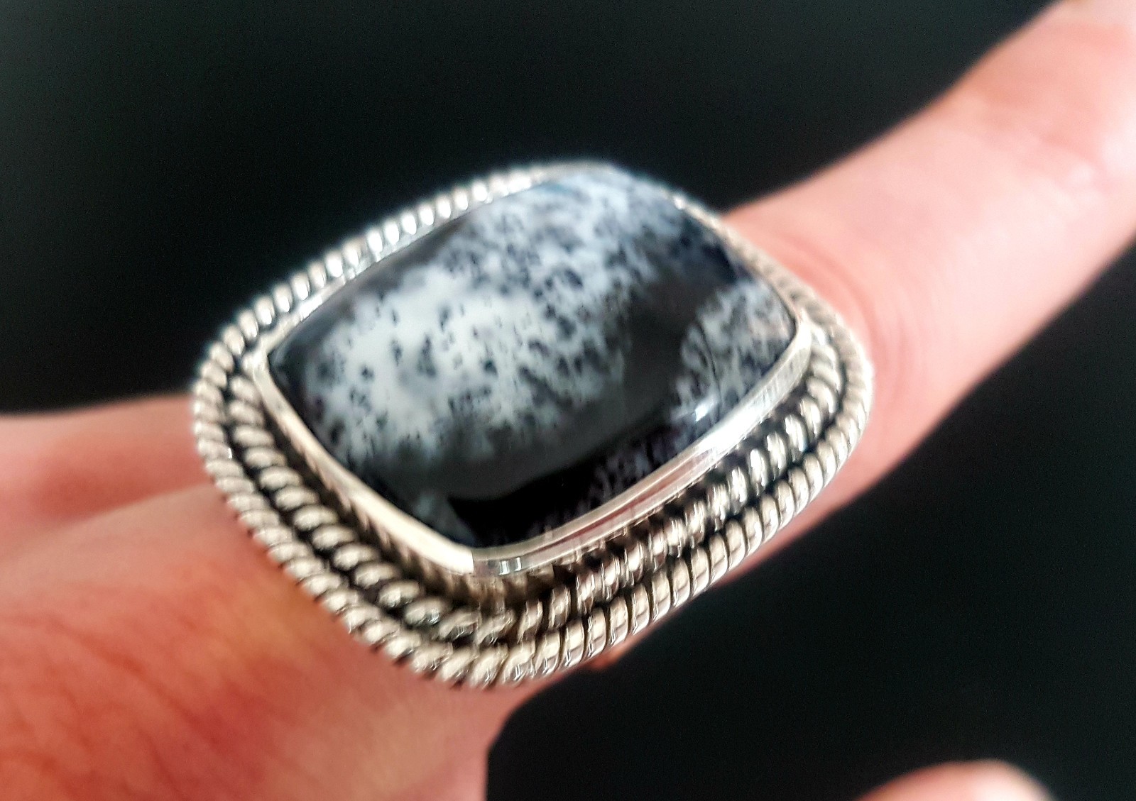 Bague Merlinite argent taille 59, un lien unique avec la poesie de la nature