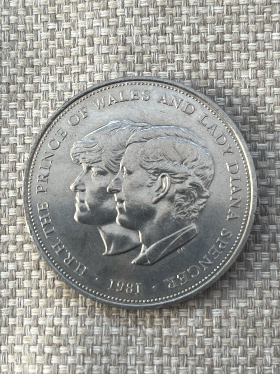Pièce Commémorative Couronne Mariage Charles Et Diana 1981 - Argentée, Rare, édition Limitée