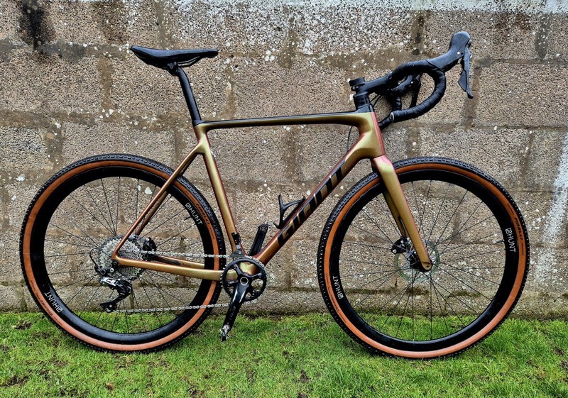 Giant TCX in size M/L with HUNT carbon wheels