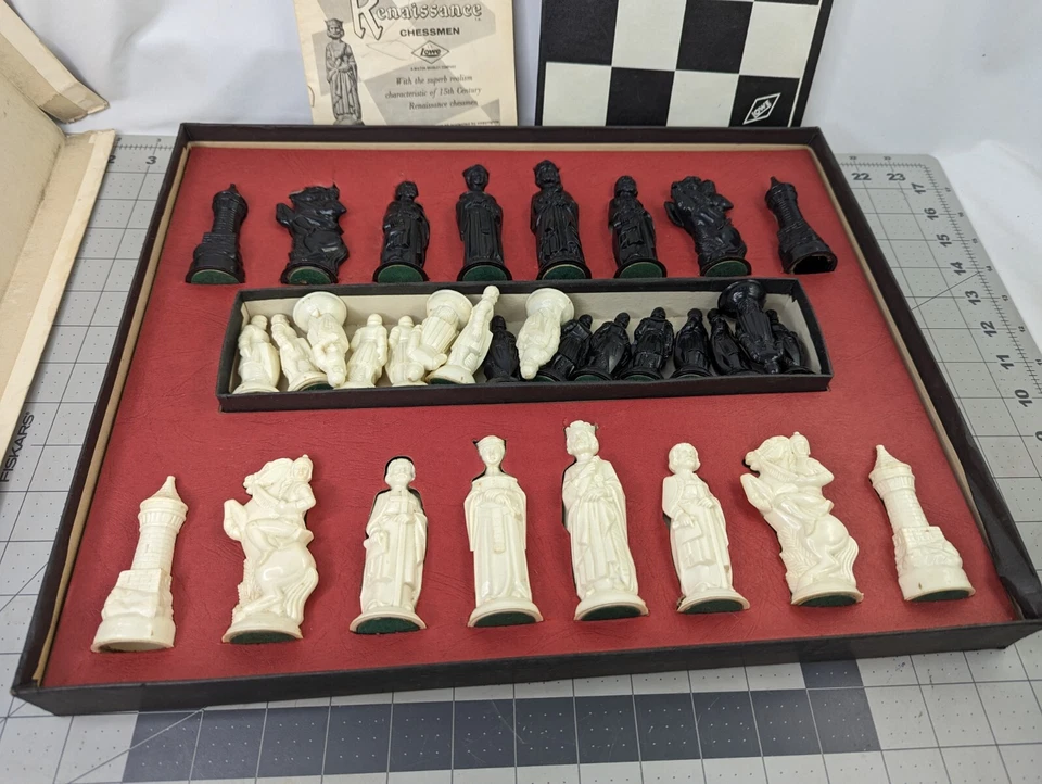 Tablero de juego de ajedrez Renaissance Chessmen Lowe Milton Bradley 1970 Foto 3 de 4