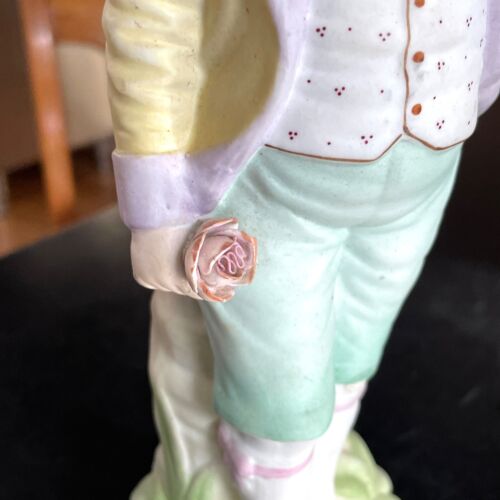 Estatua de porcelana bisque de 10,5" niño rubio joven con flor chaleco medias sombrero - Imagen 3 de 9