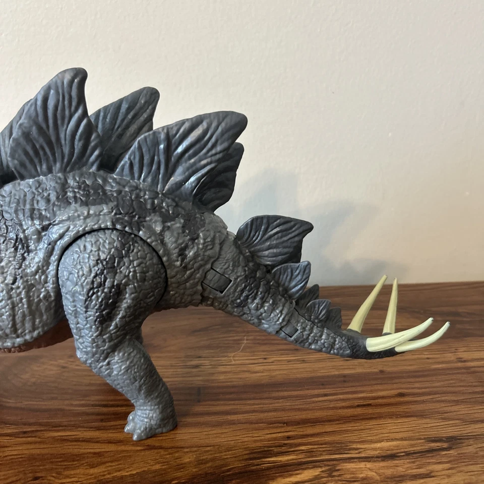 Экшн-фигурка Mattel Jurassic World Camp Cretaceous Stegosaurus - Изображение 3 из 4