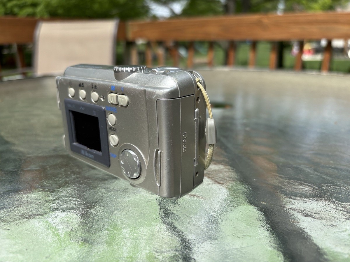 NIKON Coolpix 2000 2.0MP Zoom 3X Compact Digital Camera - Silver