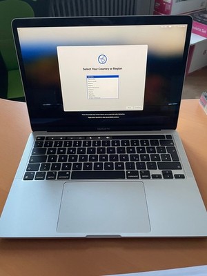 Apple MacBook Pro 13 Zoll (256GB SSD, M2, 8GB) Laptop - Space Grau  /  Silber