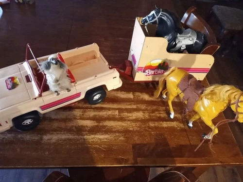 5 PIECE VINTAGE WESTERN BARBIE SET 1973 JEEP & TRAILER, 2 VINTAGE HORSES & DOG
