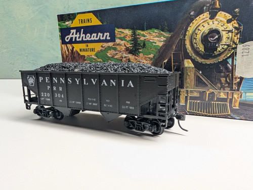 Tolva abierta Athearn HO 2 bahías con carga de carbón Pennsylvania #220304 tercer riel personalizada | Zustand: Used
