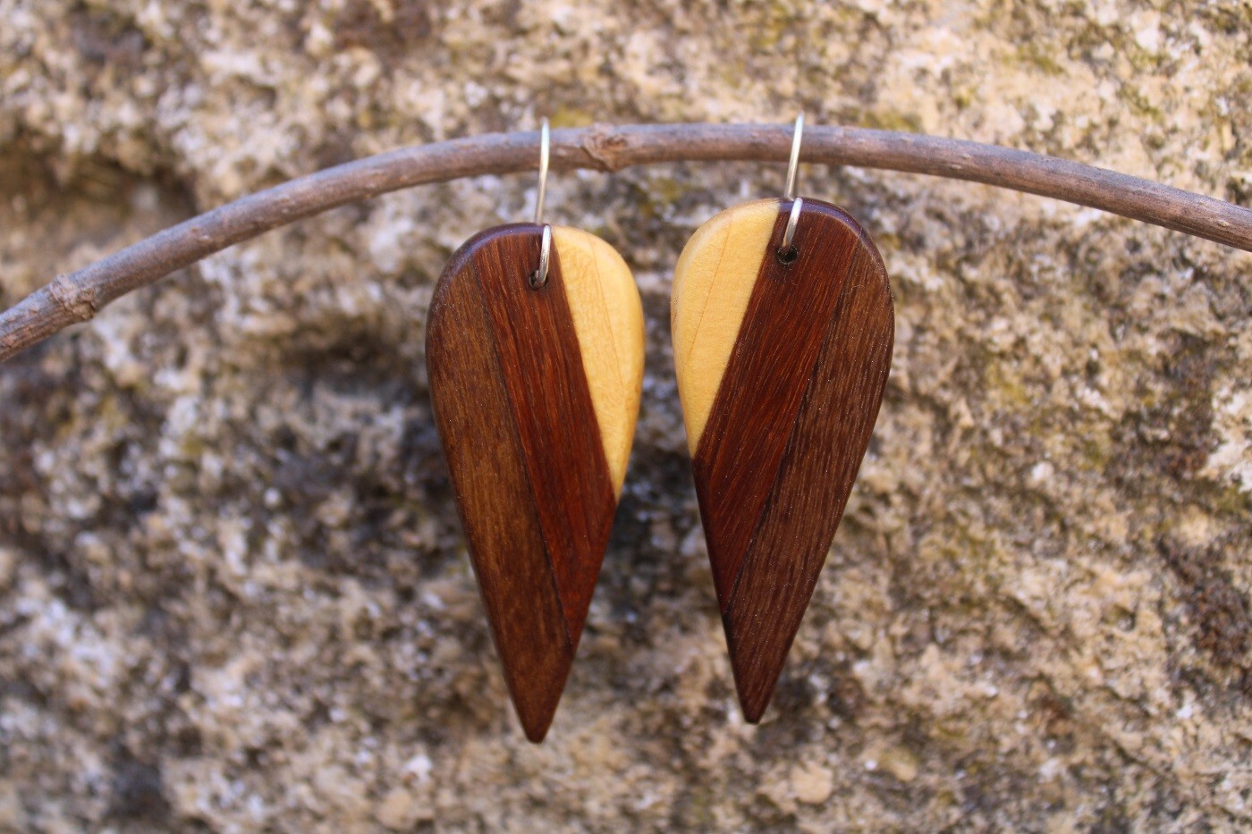 Boucles d'oreilles en bois suspendues pour un look bohème chic nature
