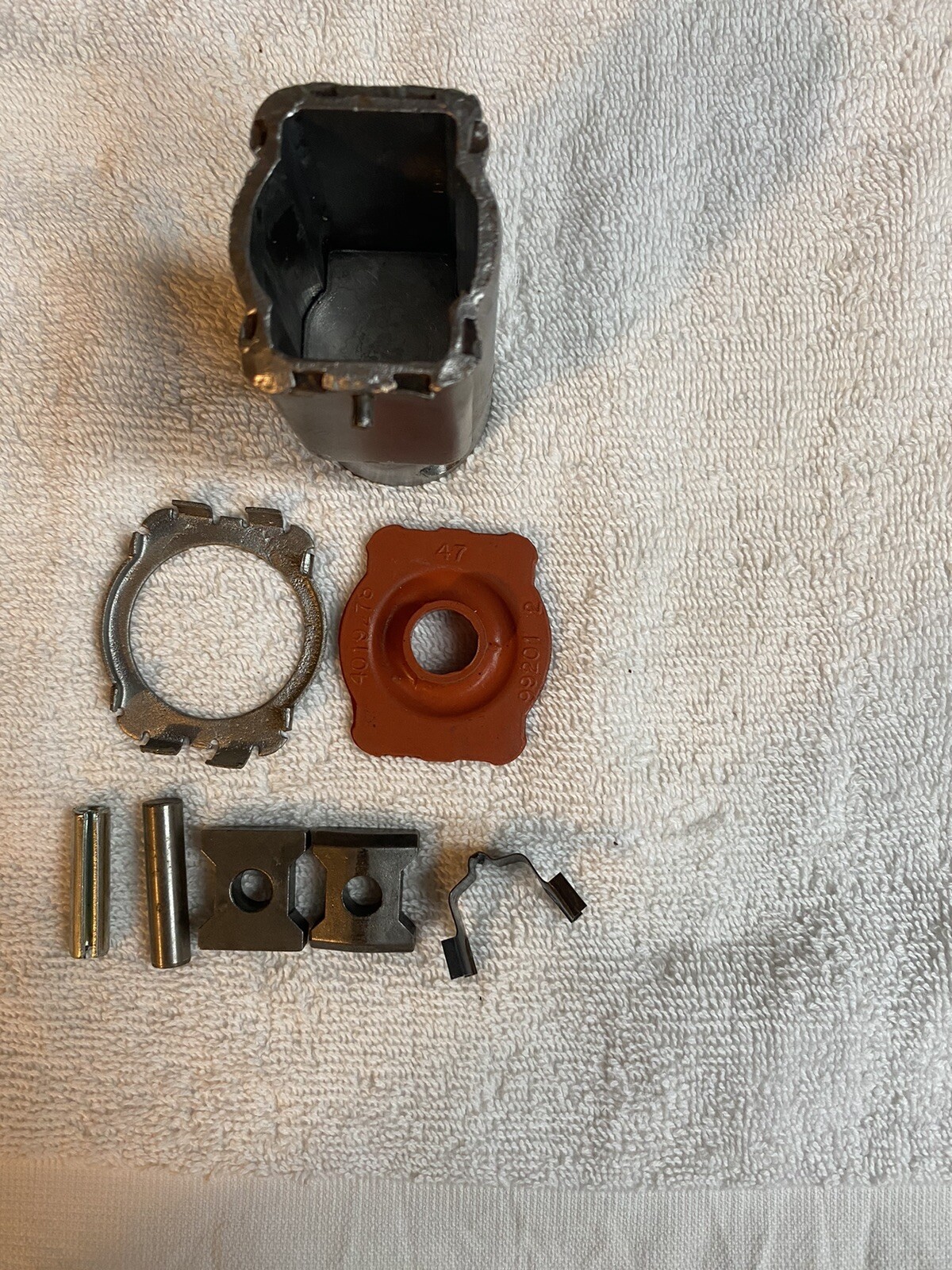 MOPAR 6474 A B E BODY ABODY 70 DART MANUAL STEERING COUPLER SHIPS