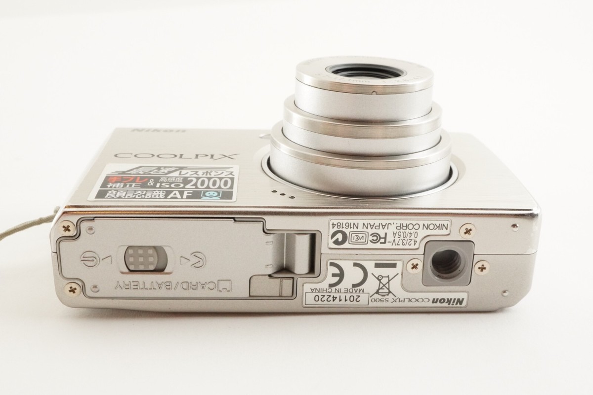 Nikon COOLPIX S500 Silver With 2GB SDHC Card Digital Camera Nikon COOLPIX S500 Silver With 2GB SDHC Card Digital Camera