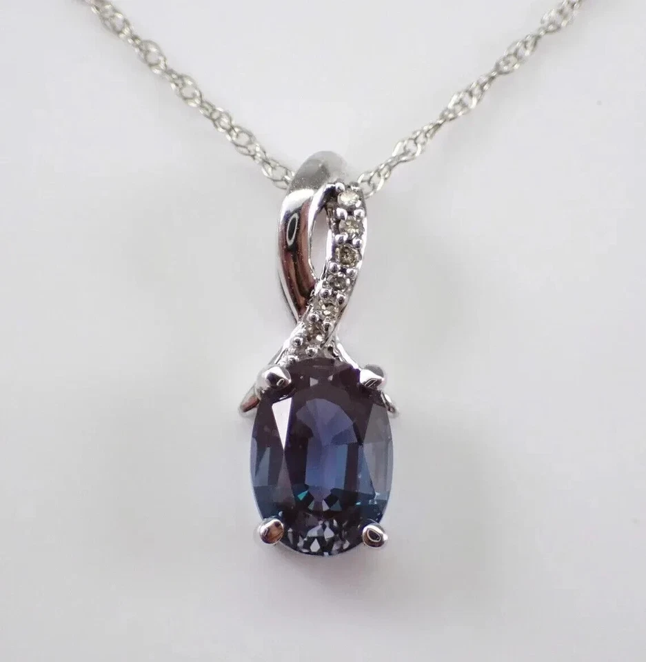 Colgante solitario de alejandrita ovalado creado en laboratorio de 1,50 quilates enchapado en oro blanco de 14 quilates de 18" Foto 3 de 4