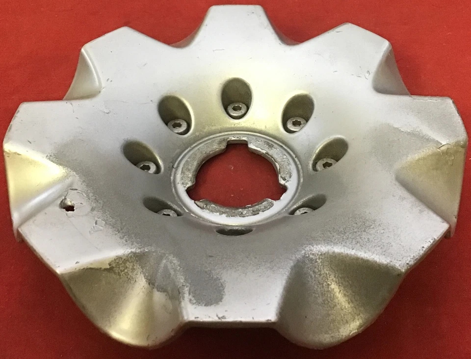 UMA TAMPA CENTRAL DE PRATA MOMO ITÁLIA USADA #QUASAR 2 10435 - Imagem 2 de 4