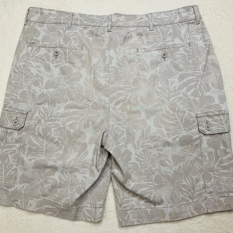 ST JOHNS BAY Hawaiian Print Khaki Cargo Shorts Men's 40W 10 Inseam Cotton Blend - Image 2 of 4