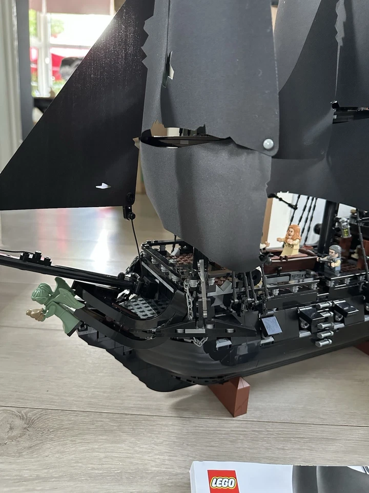 LEGO Icons 10365 Captain Jack Sparrow's Pirate Ship, photo 3 of 5