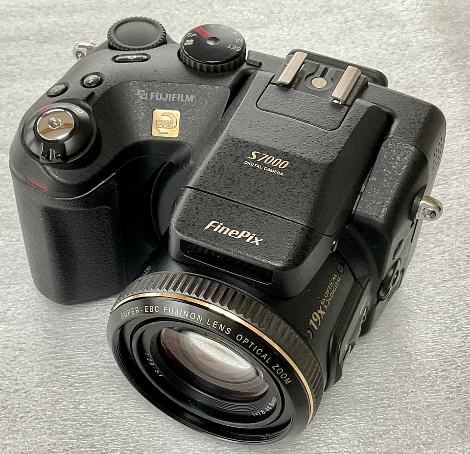 Fuji FinePix S7000 Digital Camera 6.3MP, 6x Optical Zoom Lens; Not fully working - Image 2 of 4