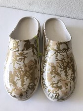 WOMEN'S OOFOS CREAM/GOLD/TAN LIMITED EDITION JUNGLE CAMO CLOGS SIZE 11 MEN'S 9