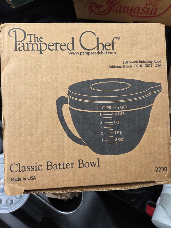 Pampered Chef 2 Qt 8 Cup Glass  Batter Bowl WITH LID New In Open Box