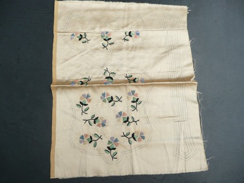 broderies ancienne faite main sur satin - Photo 1/6