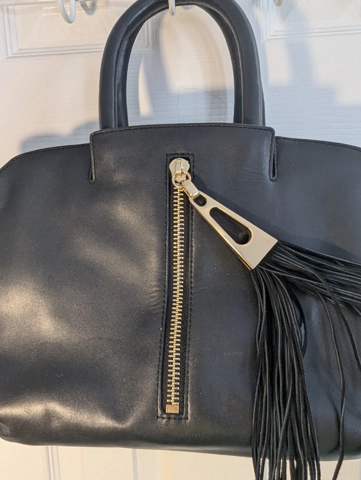 Bolso de Mano Brian Atwood Cuero Negro Borla Central Frontal Cremallera Herrajes Dorados 15w 9t Foto 2 de 4