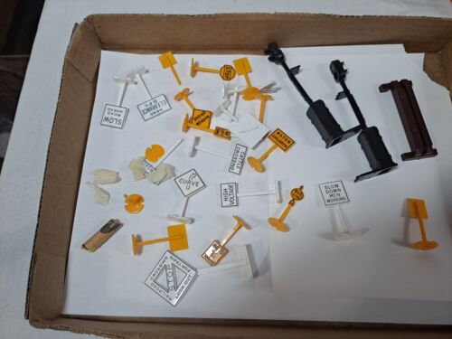 VINTAGE PLASTICVILLE BACHMANN BROTHERS WHITE RAILROAD AND YELLOW STREET SIGNS - Picture 2 of 2