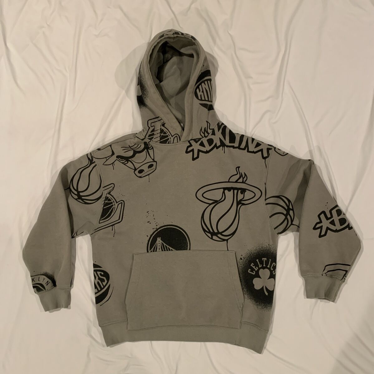 Zara NBA All Over Logo Print Pullover Hoodie Youth L Sz 13 Zara NBA All Over Logo Print Pullover Hoodie Youth L Sz 13