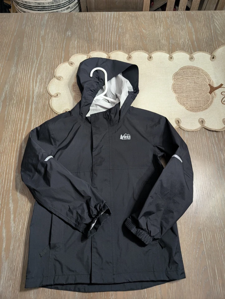 Jaqueta de chuva REI Co-op infantil média XS preta com capuz impermeável corta-vento concha - Imagem 2 de 4