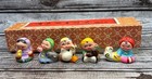 Lote de 12 muñecas/estatuillas chinas vintage de arcilla pintadas a mano con estuche de barro