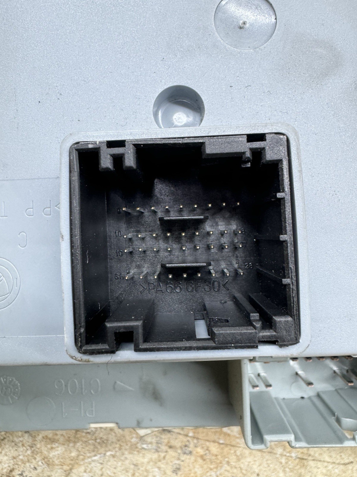 15K 2005 Maserati Quattroporte M139 BCM Body Control Module Fuse Box 209877 876