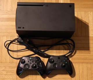 Xbox Series X 1TB Console di Gioco Nera con 2 Controller Xbox Originali