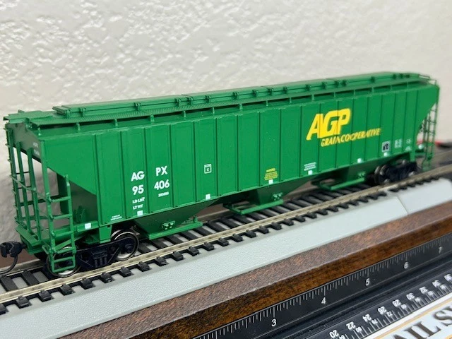 AGP GRAIN COOP CYLINDRICAL RIB SIDE 18 RIB COVERED 3-BAY HOPPER CAR HO Scale NEW - Image 2 of 4