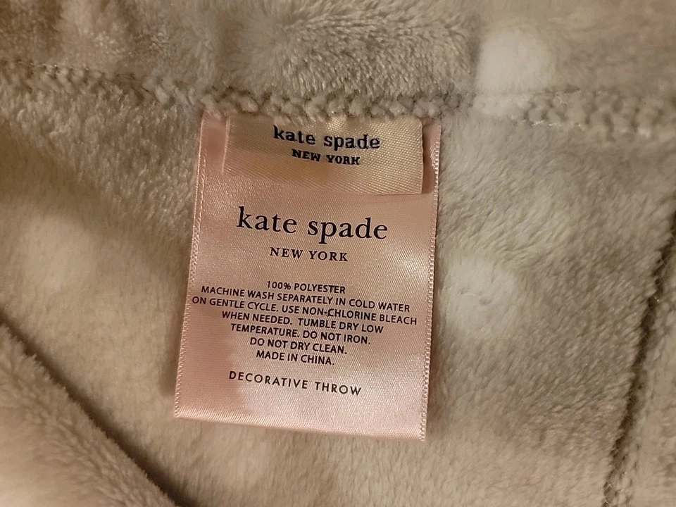 Б/у плюшевое флисовое одеяло Kate Spade светло-серое и белое в горошек 50 x 70 дюймов - Изображение 3 из 4