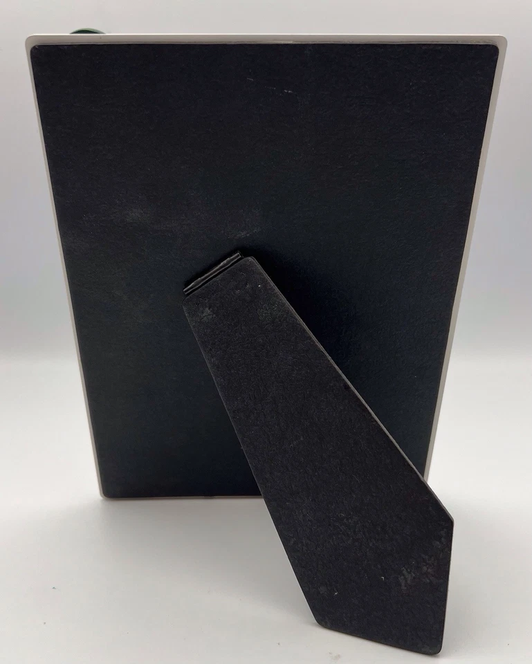 Sonoma Life+Style Photo Frame holds 4"x6" Photo with 4 Magnetic Poker Chips - Image 4 of 4