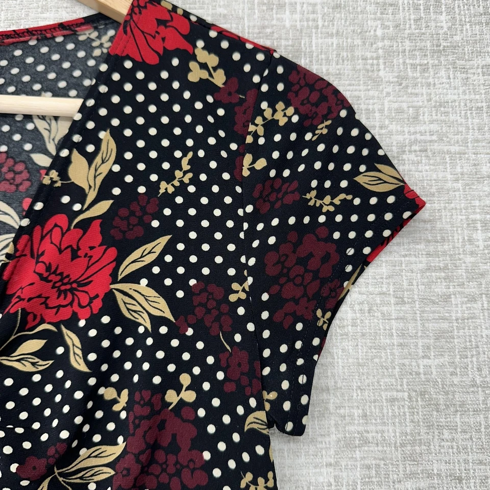 Топ женский Suzie in the City средний черный красный с цветочным узором в горошек с V-образным вырезом сделано в США - Изображение 2 из 4