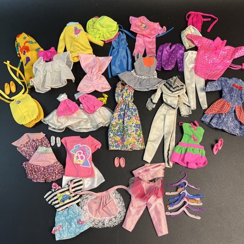 30+ Vintage Barbie Puppe Kleidung Paket Shirts Shorts Tops Schuhe Kleiderbügel rosa 80er 90er