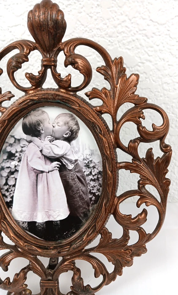 ANTIGUO ORNAMENTADO Art Nouveau Oro Hierro Fundido Ovalado Marco de Fotos-Niño Besando Niña Foto 4 de 4
