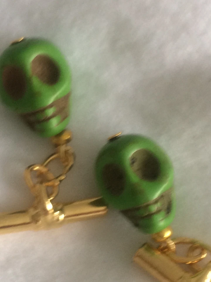 Abotoaduras esculpidas com elos de corrente de caveira em estojo ajustado - Imagem 2 de 4