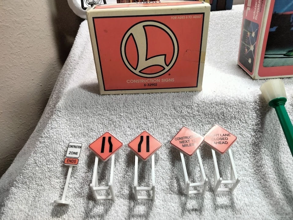 LIONEL O GAUGE CONSTRUCTION SIGNS # 6-32902 & OPERATING STREET LAMPS # 6-2170 - Image 2 of 4