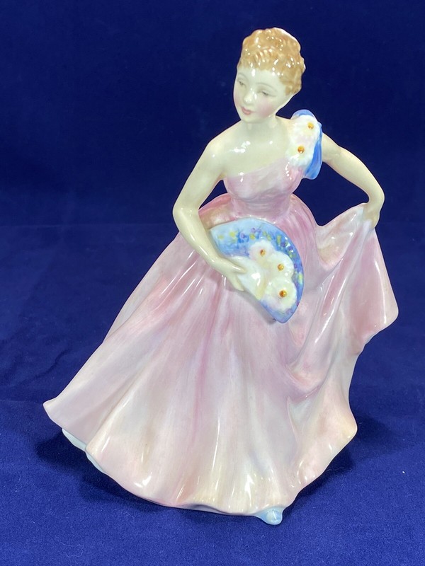 Royal Doulton Figurine "Invitation" HN2170 Bone China 1955 made in England 5.75"
