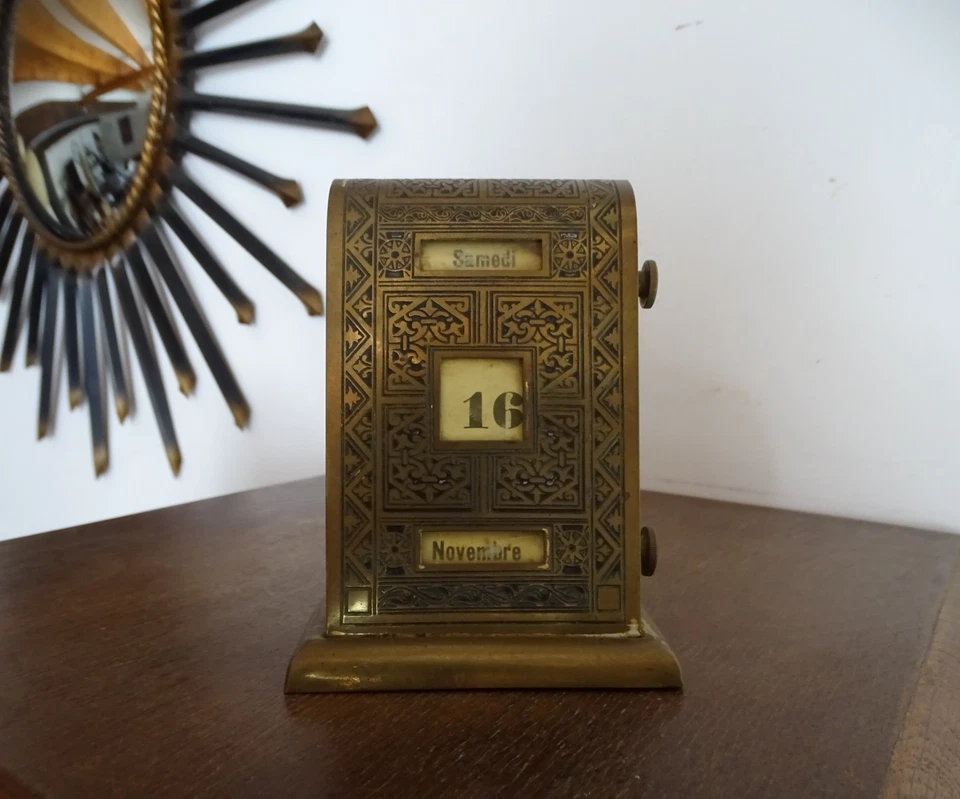 Calendrier perpetuel ART DECO 1930 métal doré et laiton ancien RARE - Photo 1/4