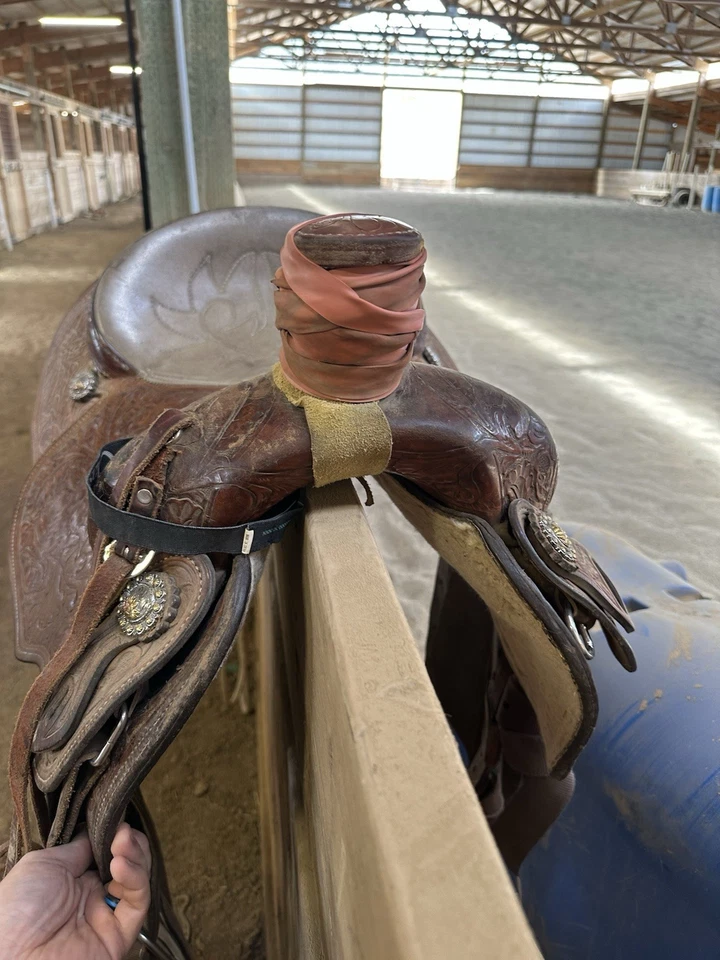 15 inch Crate Roping Saddle, Mike Beers. Very well taken care of, great shape - Image 3 of 4