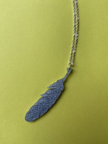 Colgante y cadena de pluma brillante en tono plateado de acrílico Wolf and Moon - Imagen 3 de 7