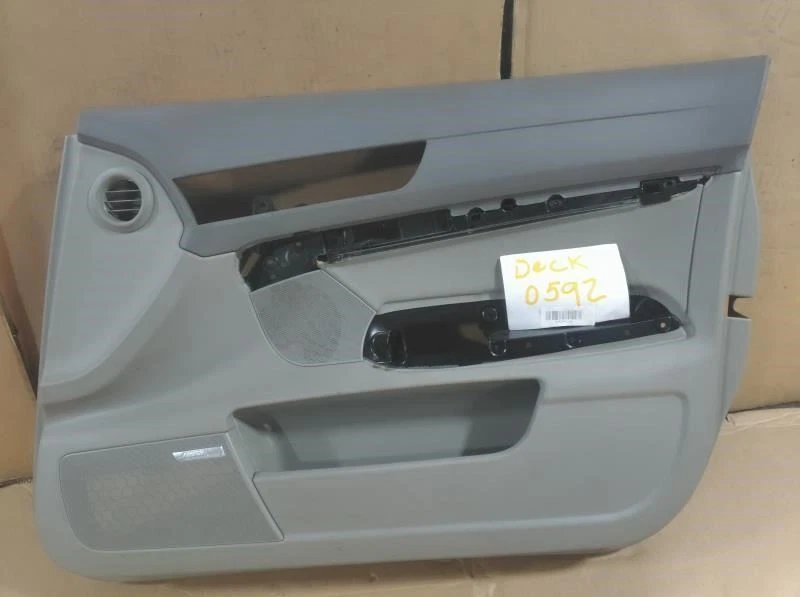 Audi A6 2006 puerta del lado del pasajero delantero derecho panel interior gris platino Foto 2 de 4