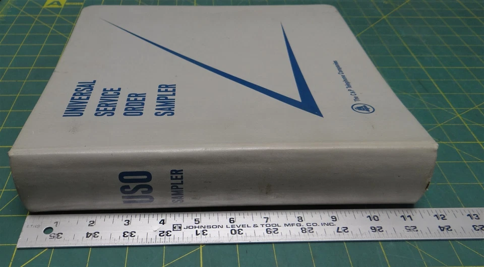 Collection of 1566 Original Universal Service Order Sampler Stamps in Album Foto 2 de 4